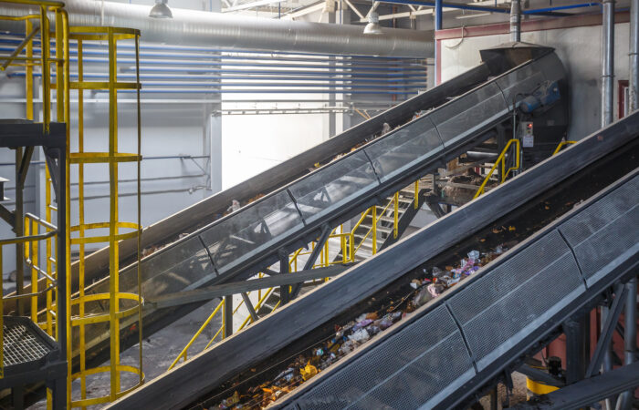 Madencilik tipi dikey malzeme taşıma konveyörü.