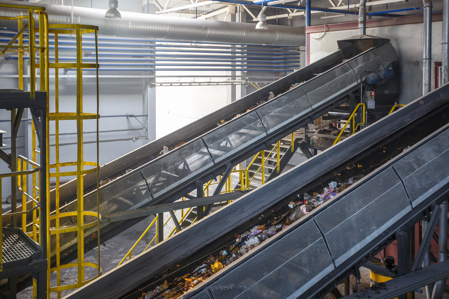 Madencilik tipi dikey malzeme taşıma konveyörü.