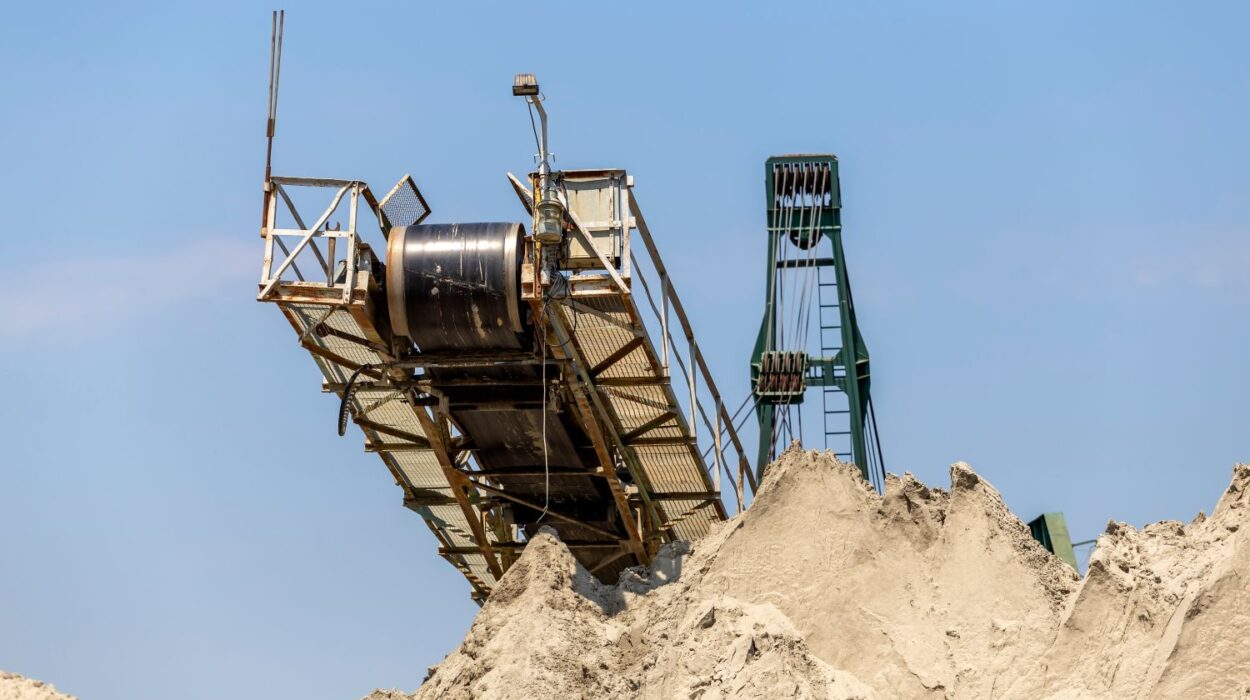 Maden tesislerinde bunker çıkışları için tasarlanmış aşınmaya dayanıklı çelik bıçaklı sürgülü klape.