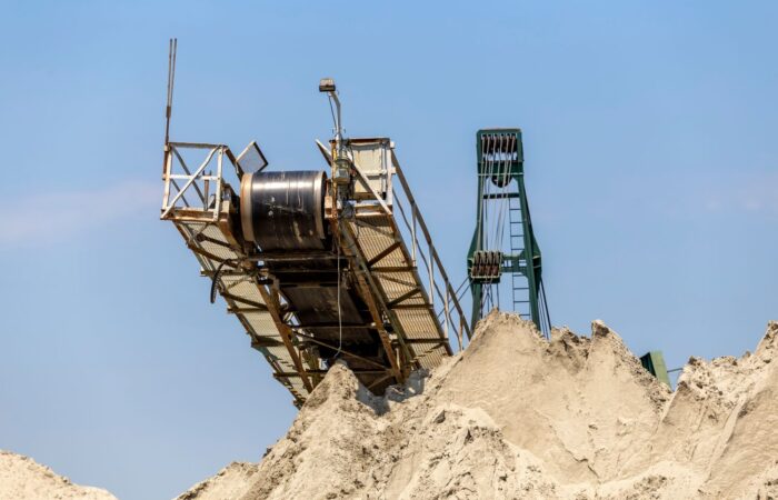 Maden tesislerinde bunker çıkışları için tasarlanmış aşınmaya dayanıklı çelik bıçaklı sürgülü klape.